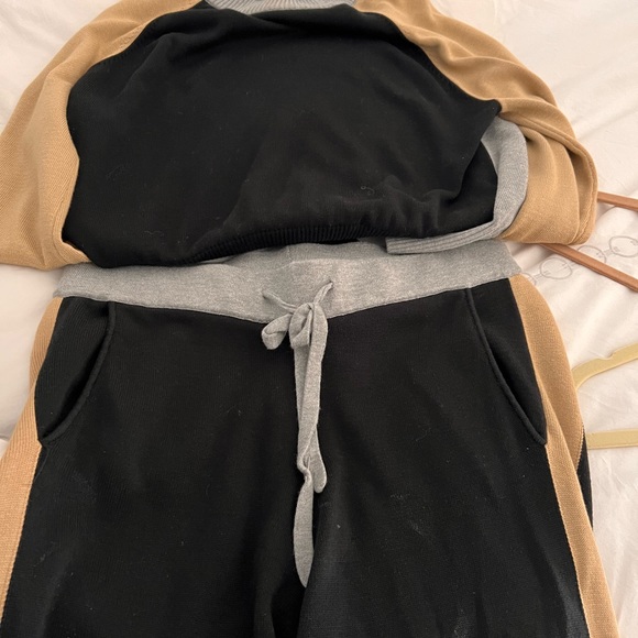 Monrow 2 piece set Fabric: Lightweight kni - Picture 3 of 3